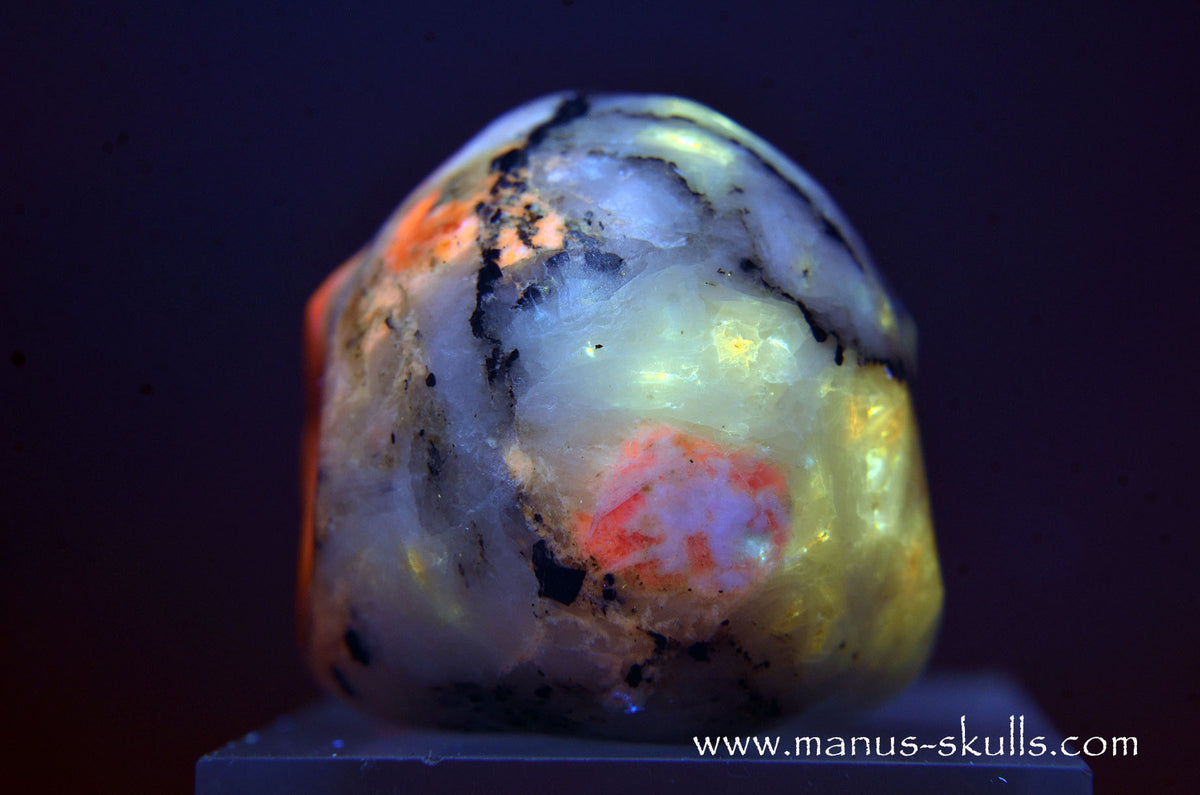 Tugtupite Skull (37 g) UV Reactive