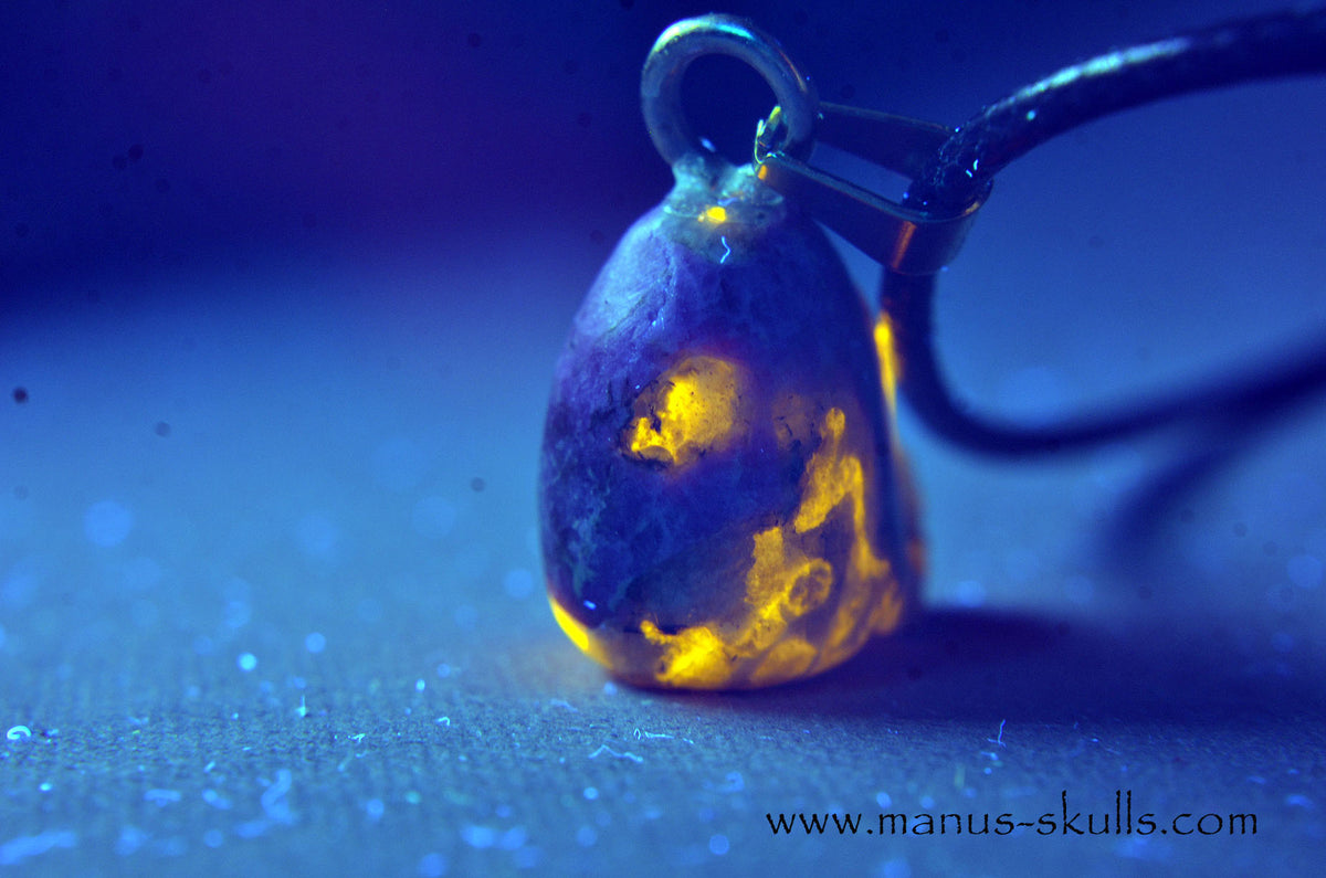 Hackmanite miniature Pendant Fluorescent Tenebrescent Skull
