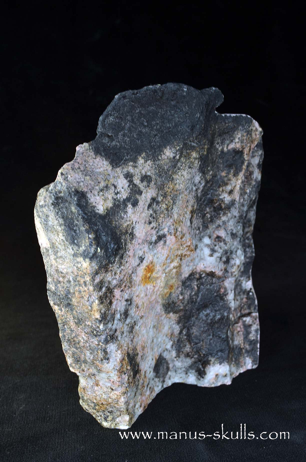 Pyroxmangite Skull