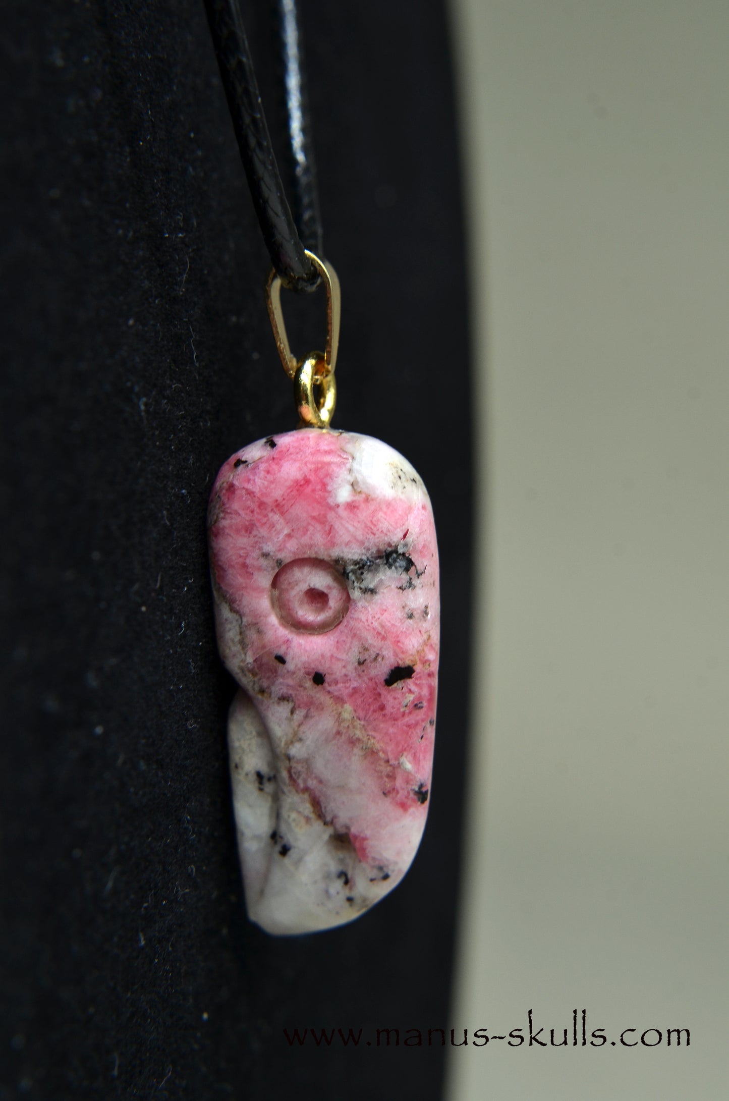 A-grade Real Greenland TUGTUPITE Manus Bird Pendant, UV