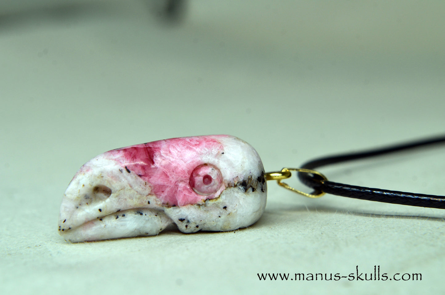 A-grade TUGTUPITE Bird Pendant UV