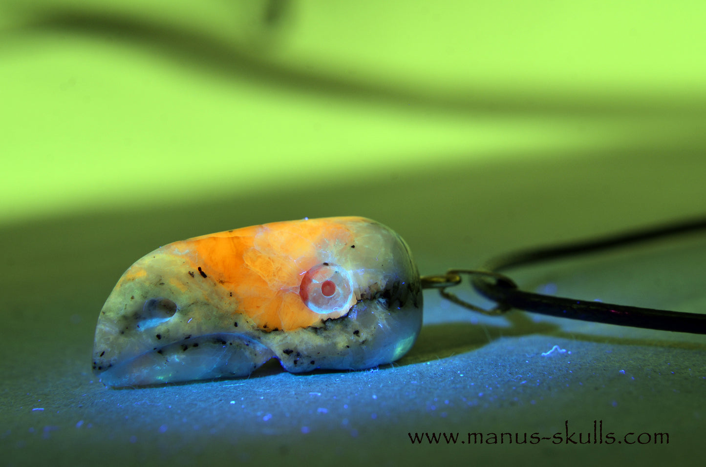 A-grade Real Greenland TUGTUPITE Manus Bird Pendant, UV