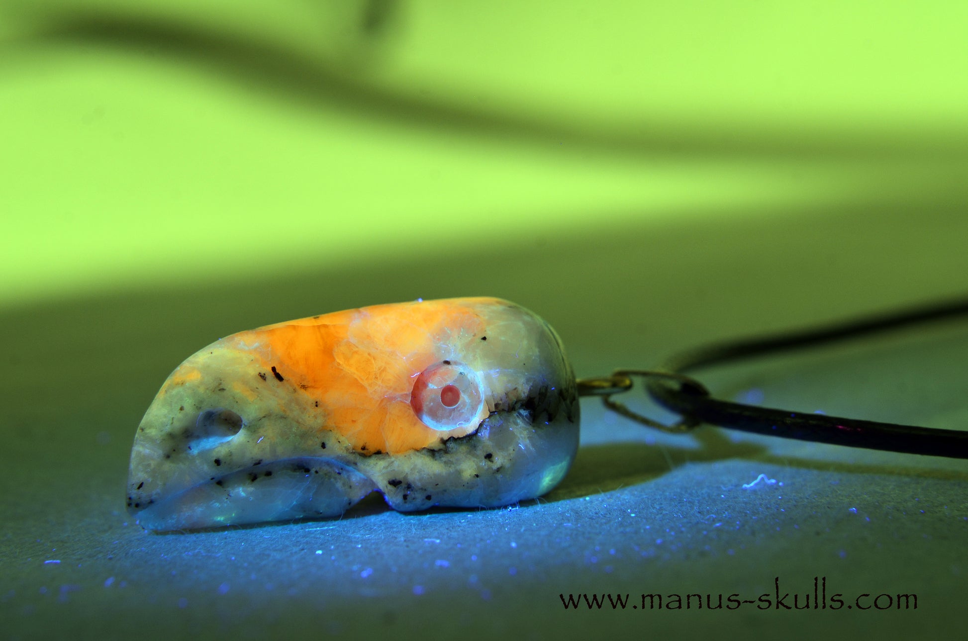 A-grade Real Greenland TUGTUPITE Manus Bird Pendant, UV