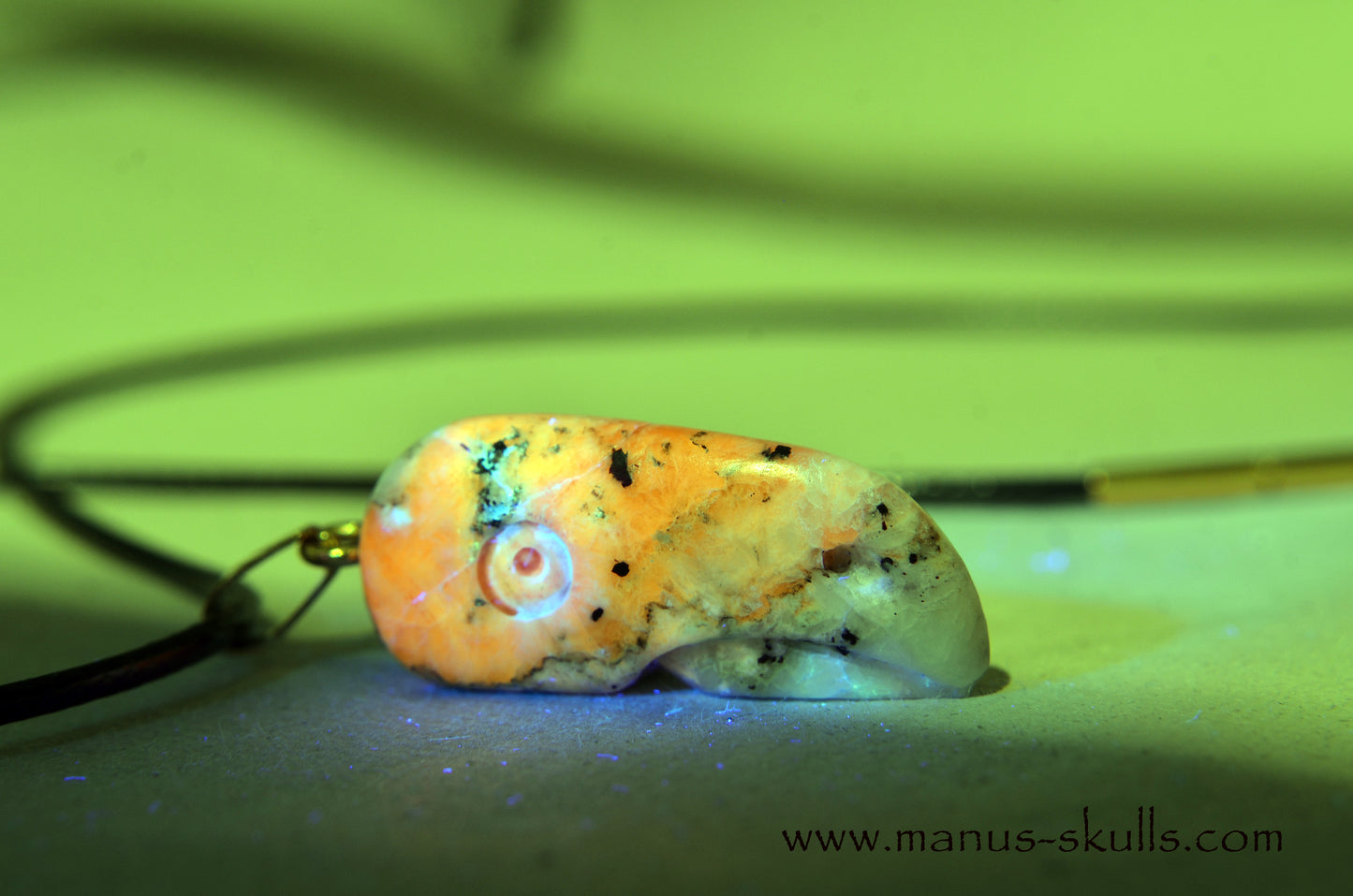 A-grade TUGTUPITE Bird Pendant UV