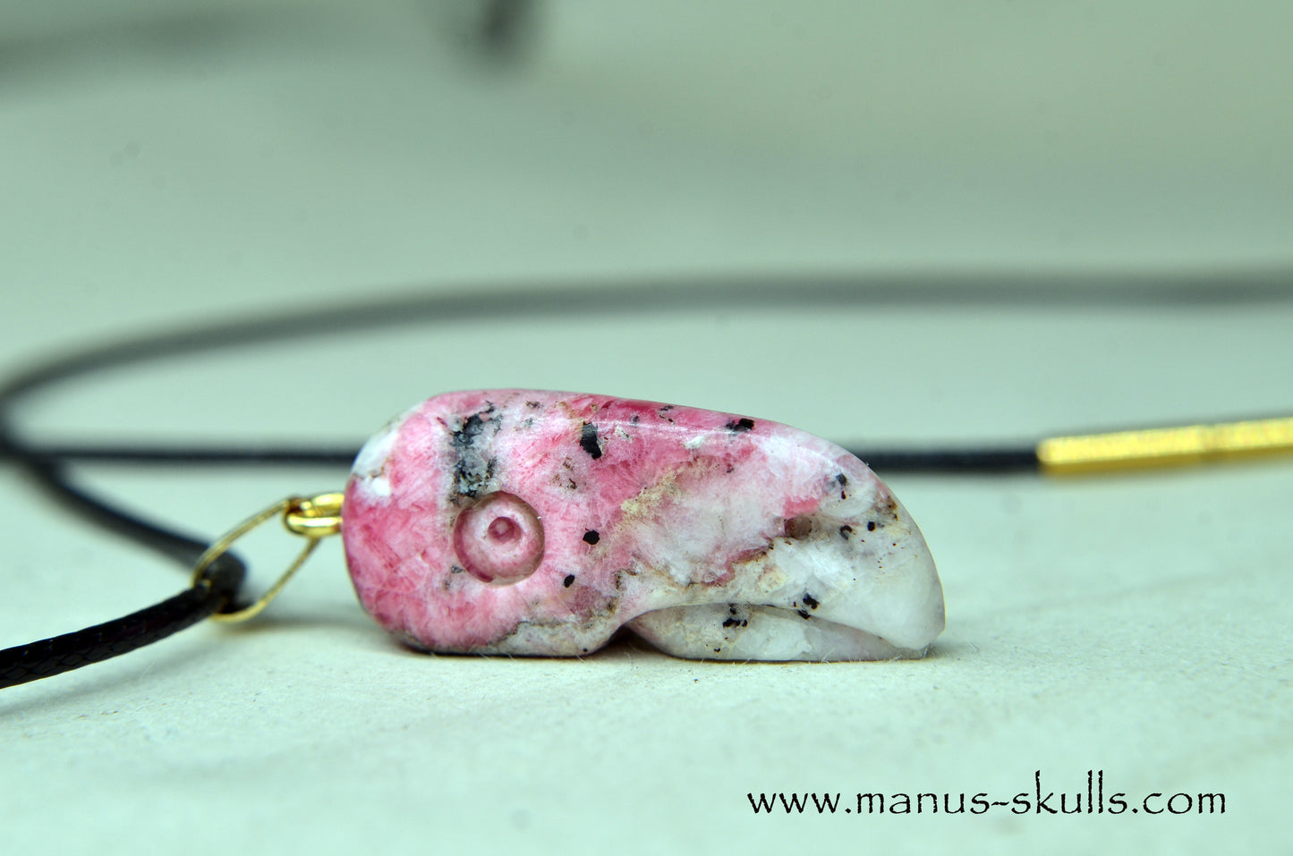 A-grade TUGTUPITE Bird Pendant UV