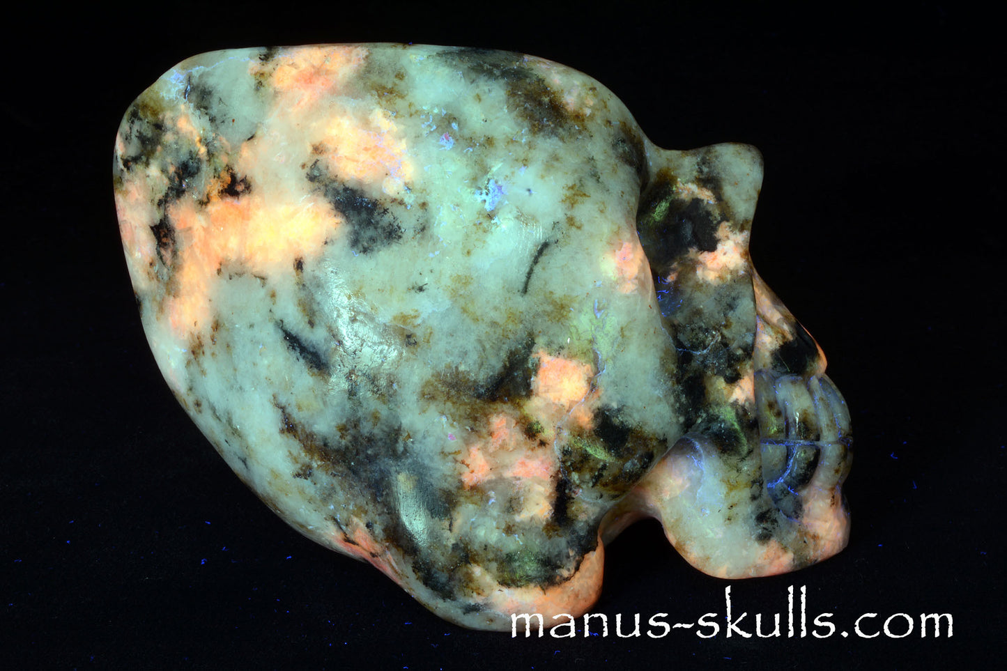 Tugtupite Conehead Skull UV