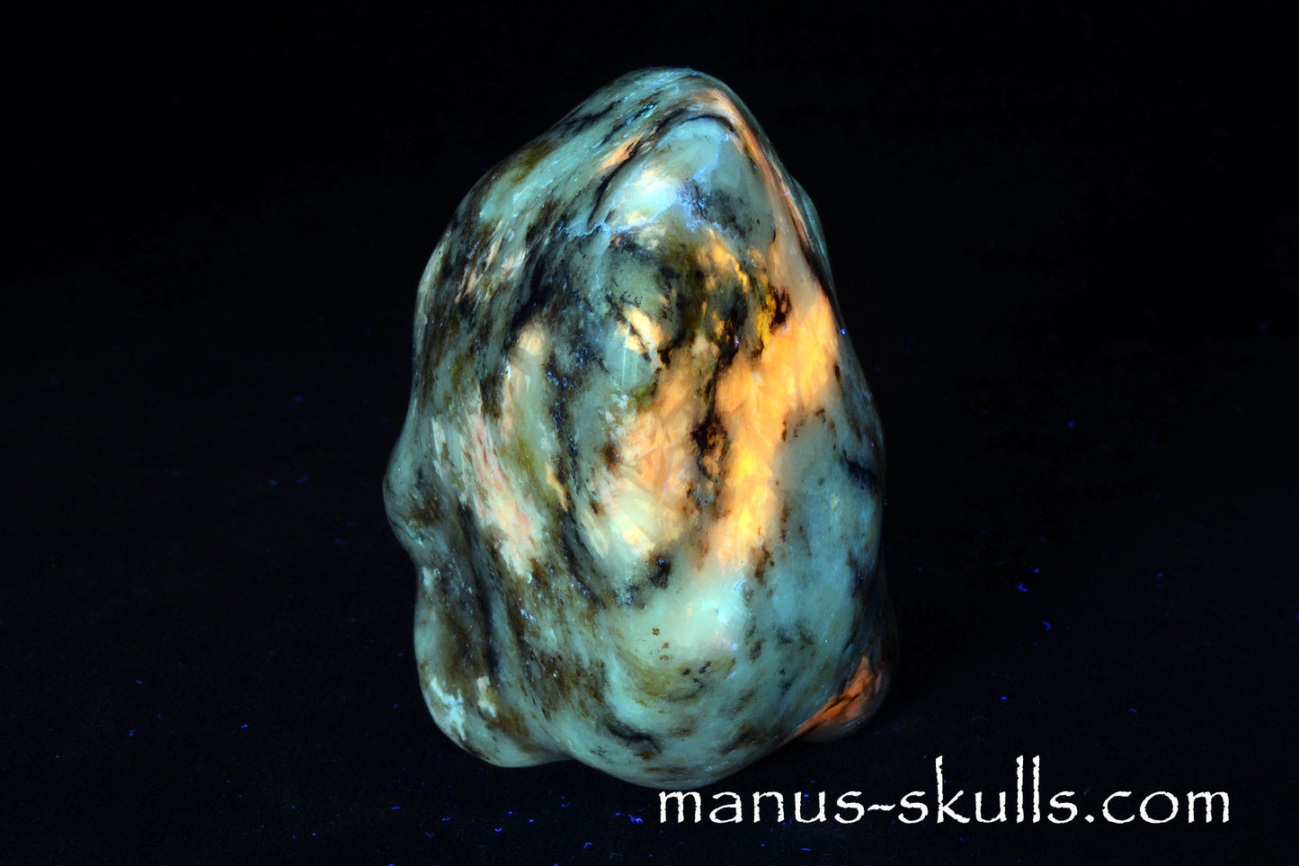 Tugtupite Conehead Skull UV
