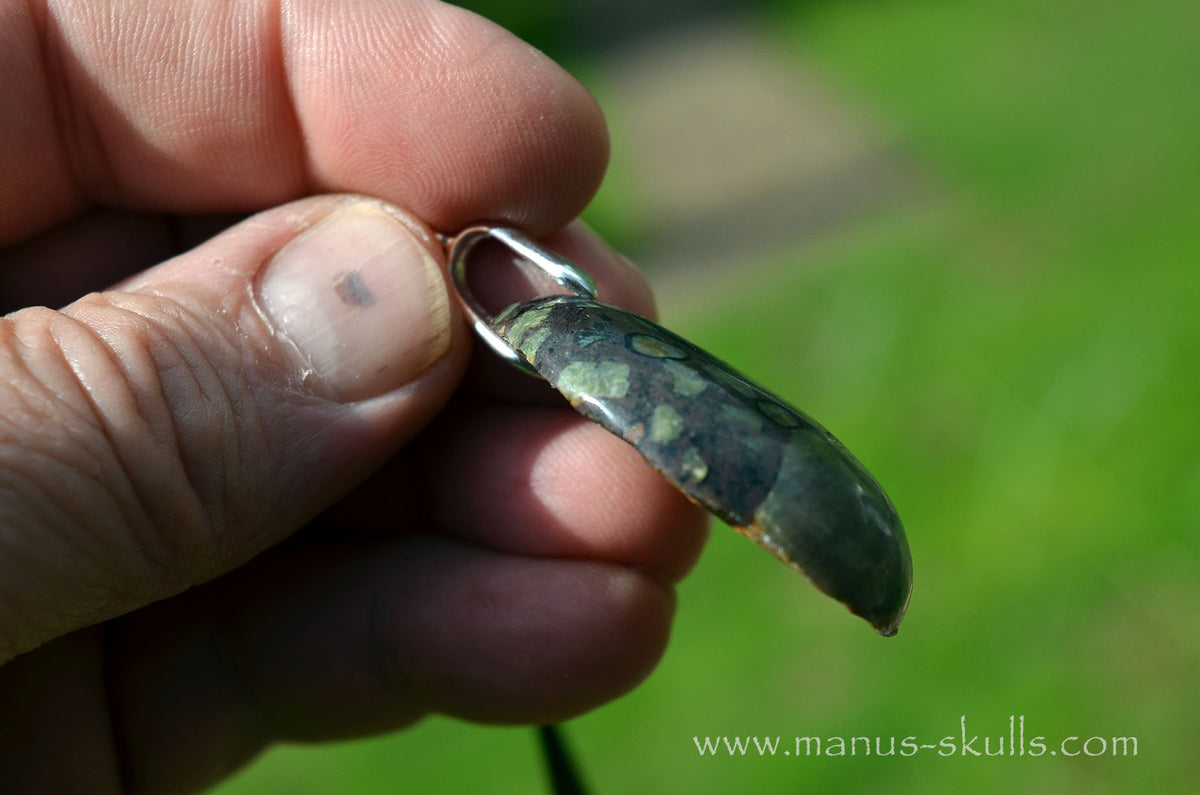 Lakelandite Medaillon Pendant