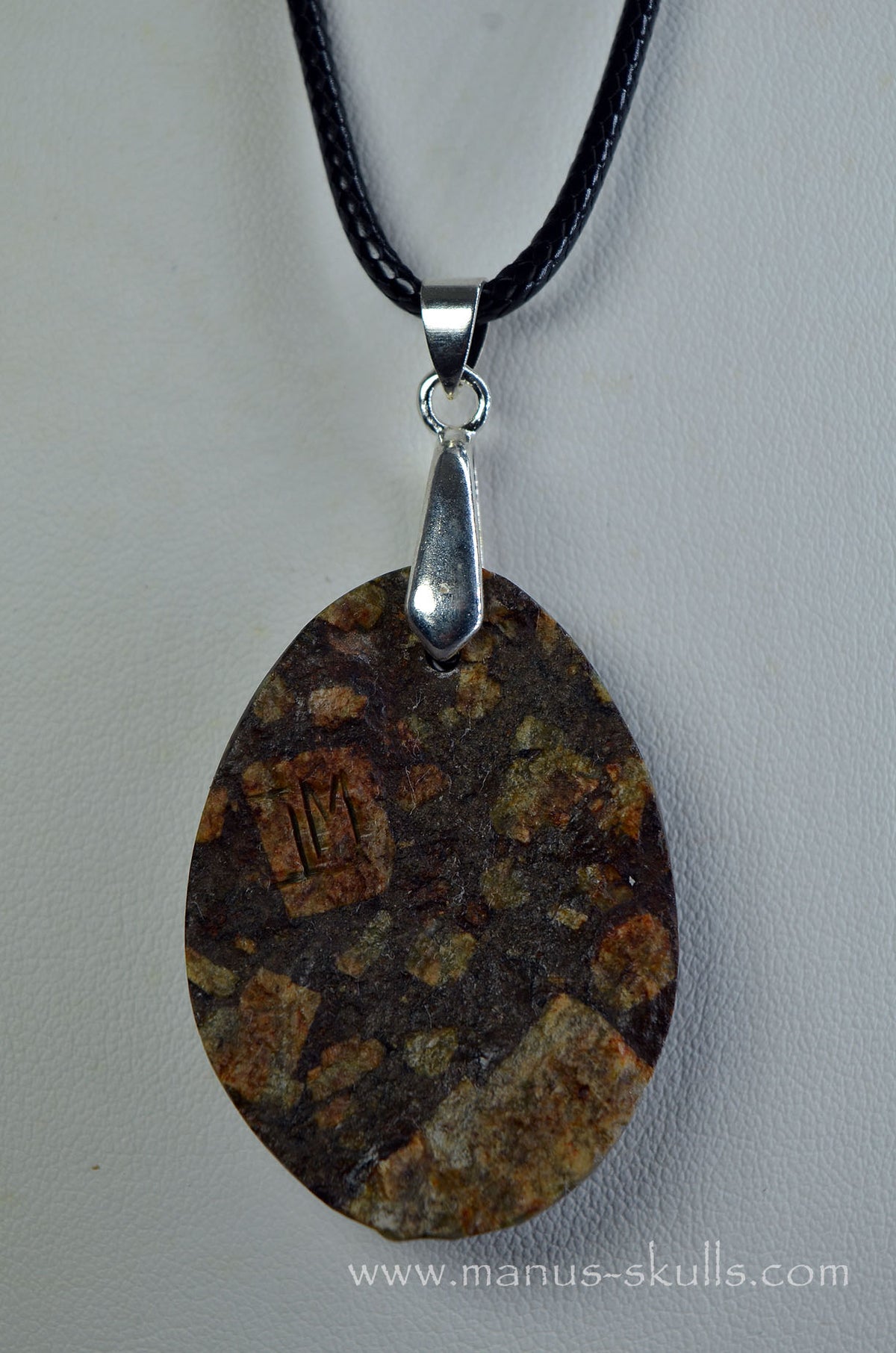 Lakelandite Medaillon Pendant