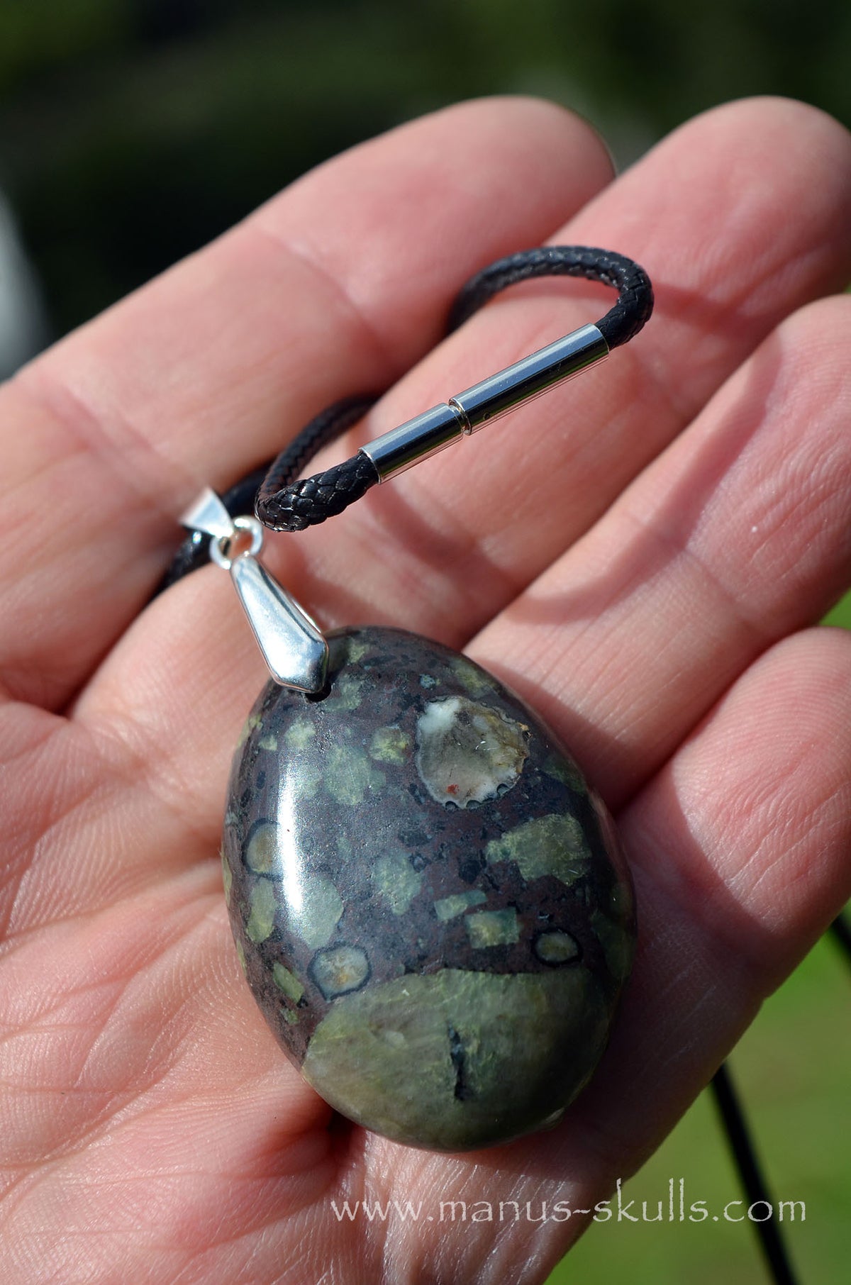 Lakelandite Medaillon Pendant