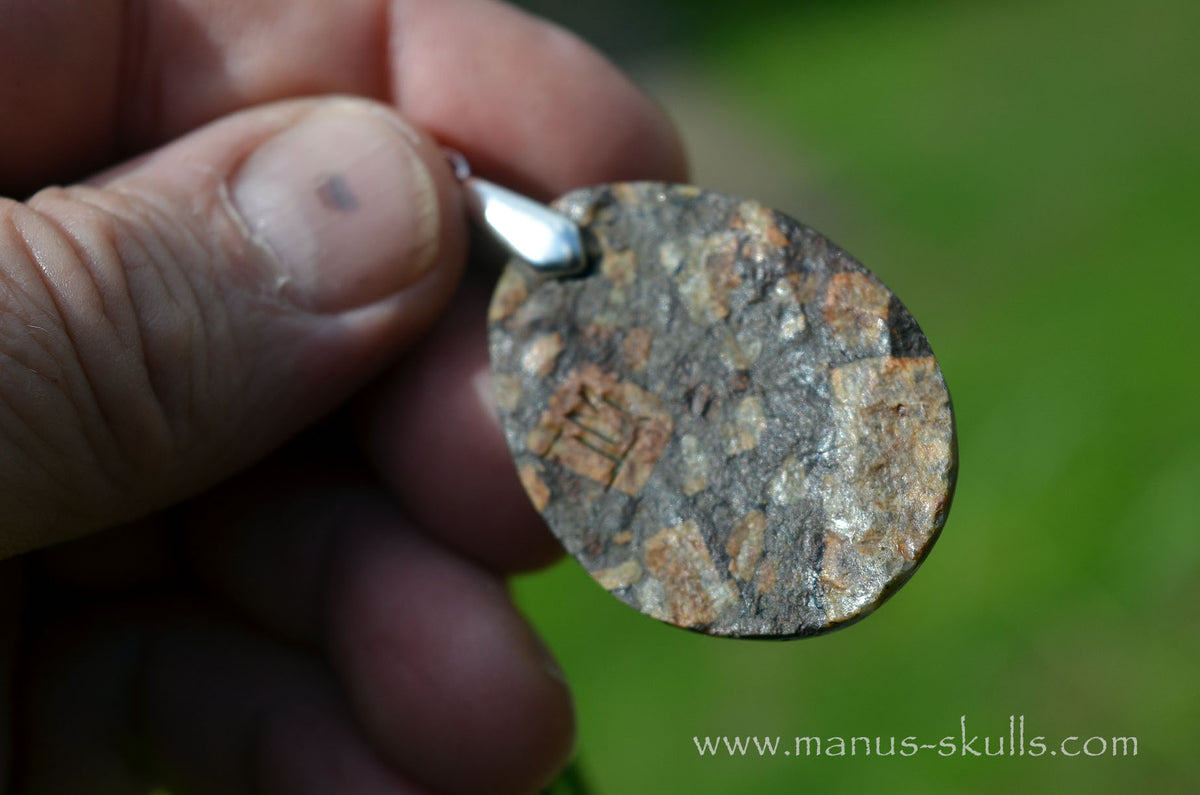 Lakelandite Medaillon Pendant