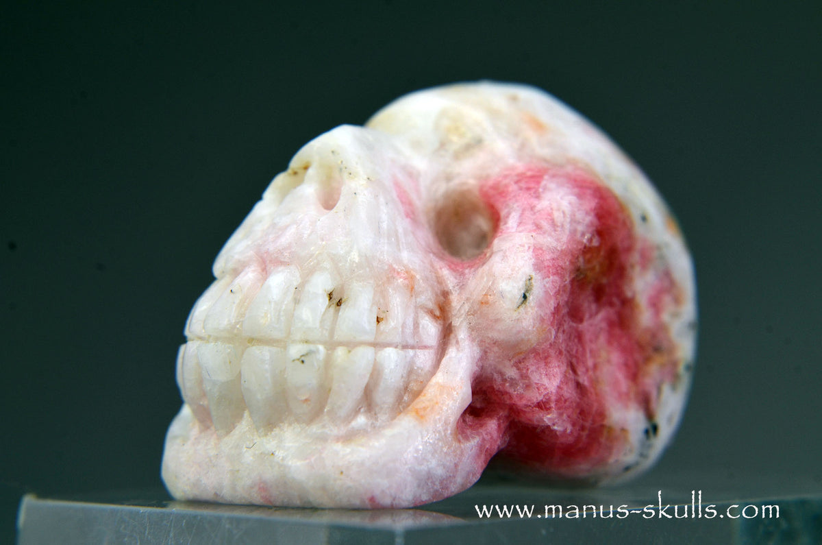 Tugtupite Skull (37 g) UV Reactive