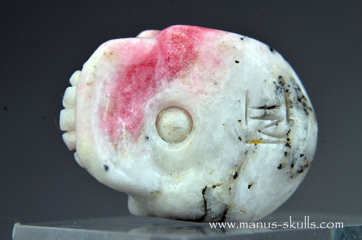 Tugtupite Skull (37 g) UV Reactive