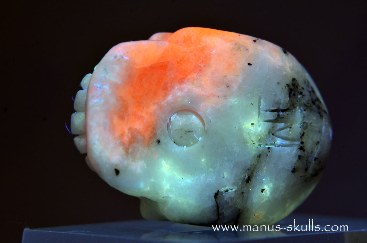 Tugtupite Skull (37 g) UV Reactive