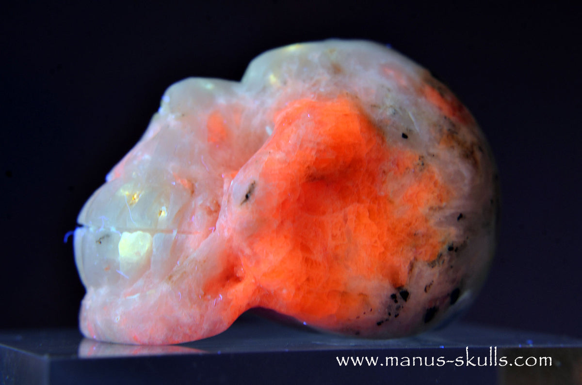 Tugtupite Skull (37 g) UV Reactive