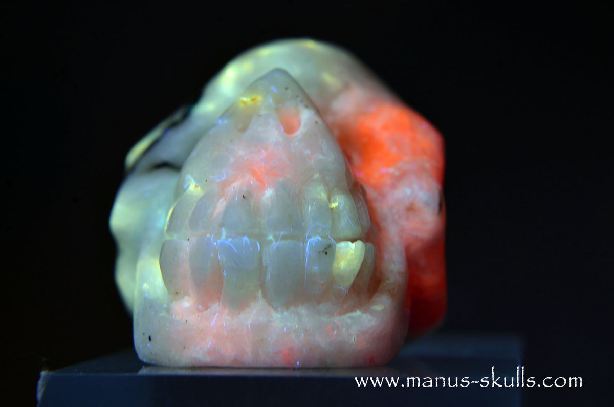 Tugtupite Skull (37 g) UV Reactive