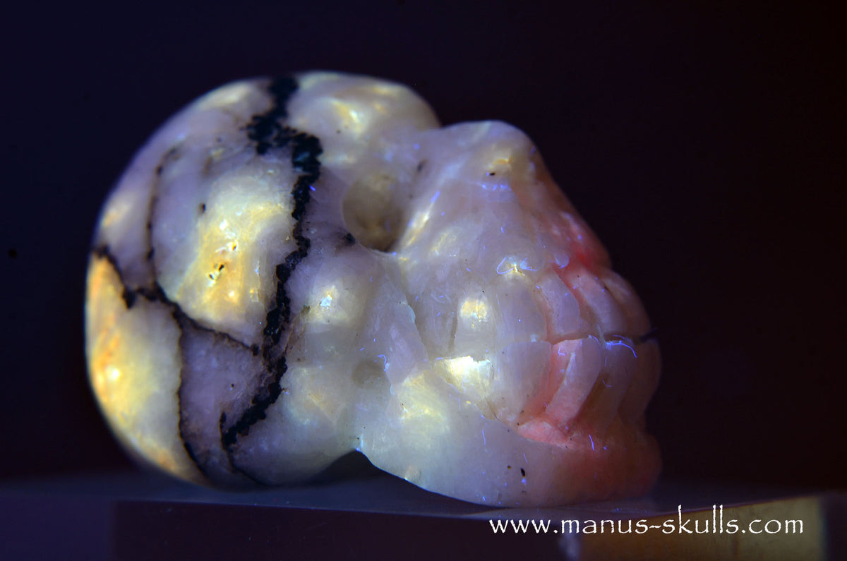 Tugtupite Skull (37 g) UV Reactive
