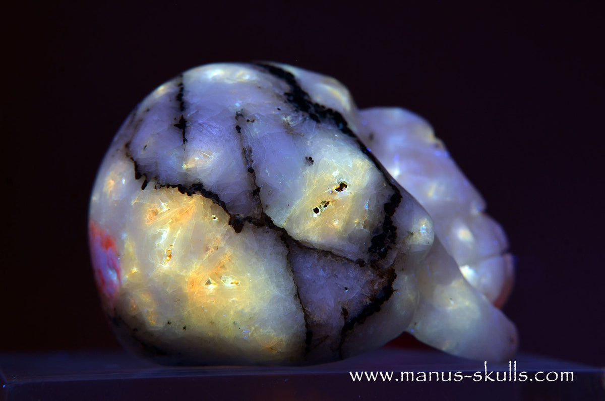 Tugtupite Skull (37 g) UV Reactive