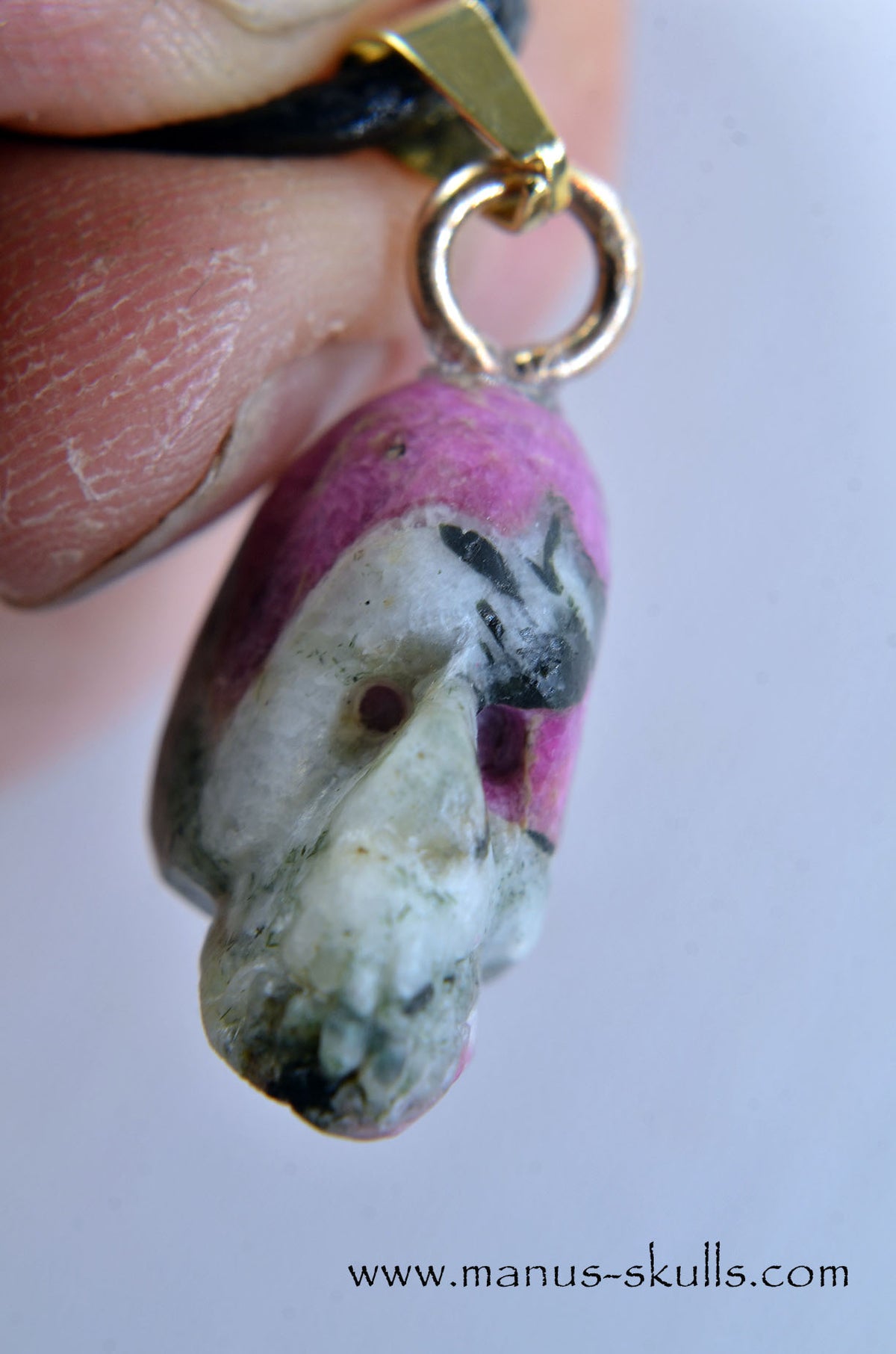 Hackmanite miniature Pendant Fluorescent Tenebrescent Skull