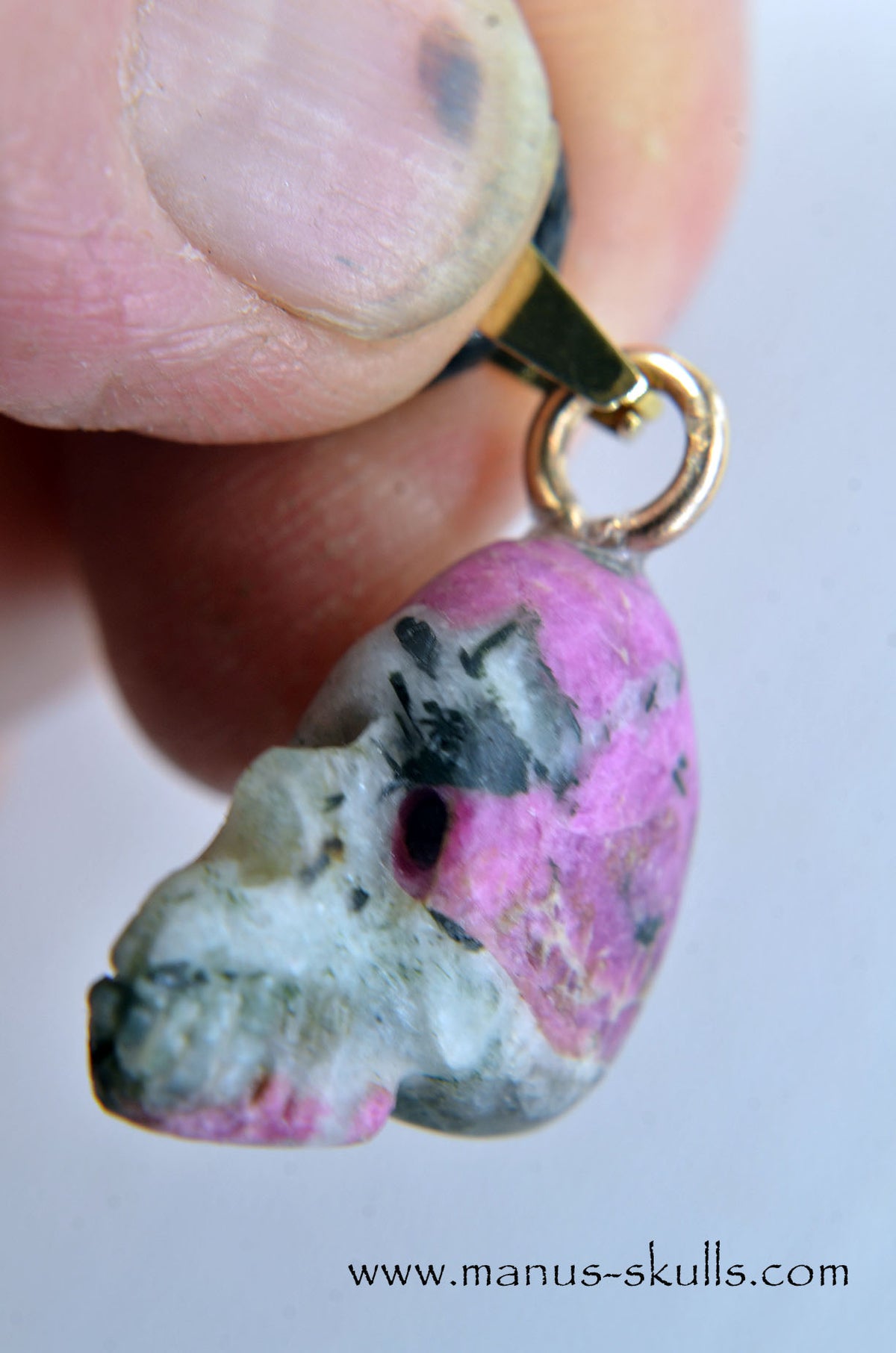 Hackmanite miniature Pendant Fluorescent Tenebrescent Skull