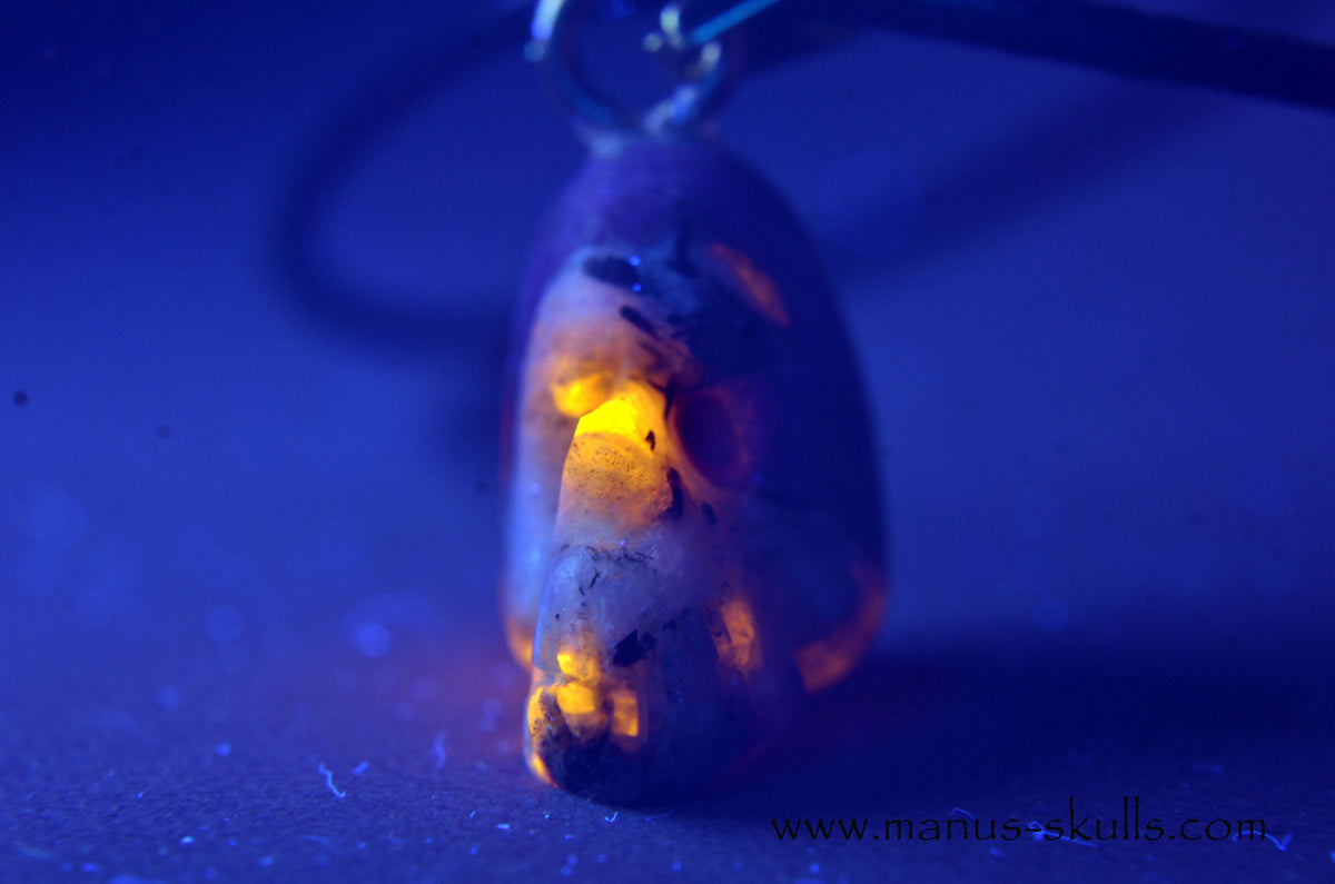 Hackmanite miniature Pendant Fluorescent Tenebrescent Skull