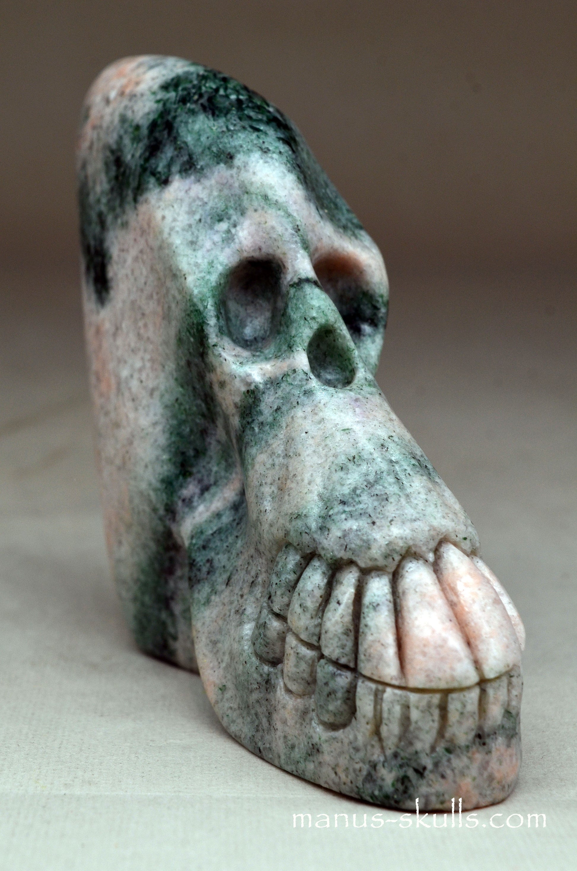 Norwegian Green FUCHSITE Manus SKULL ....