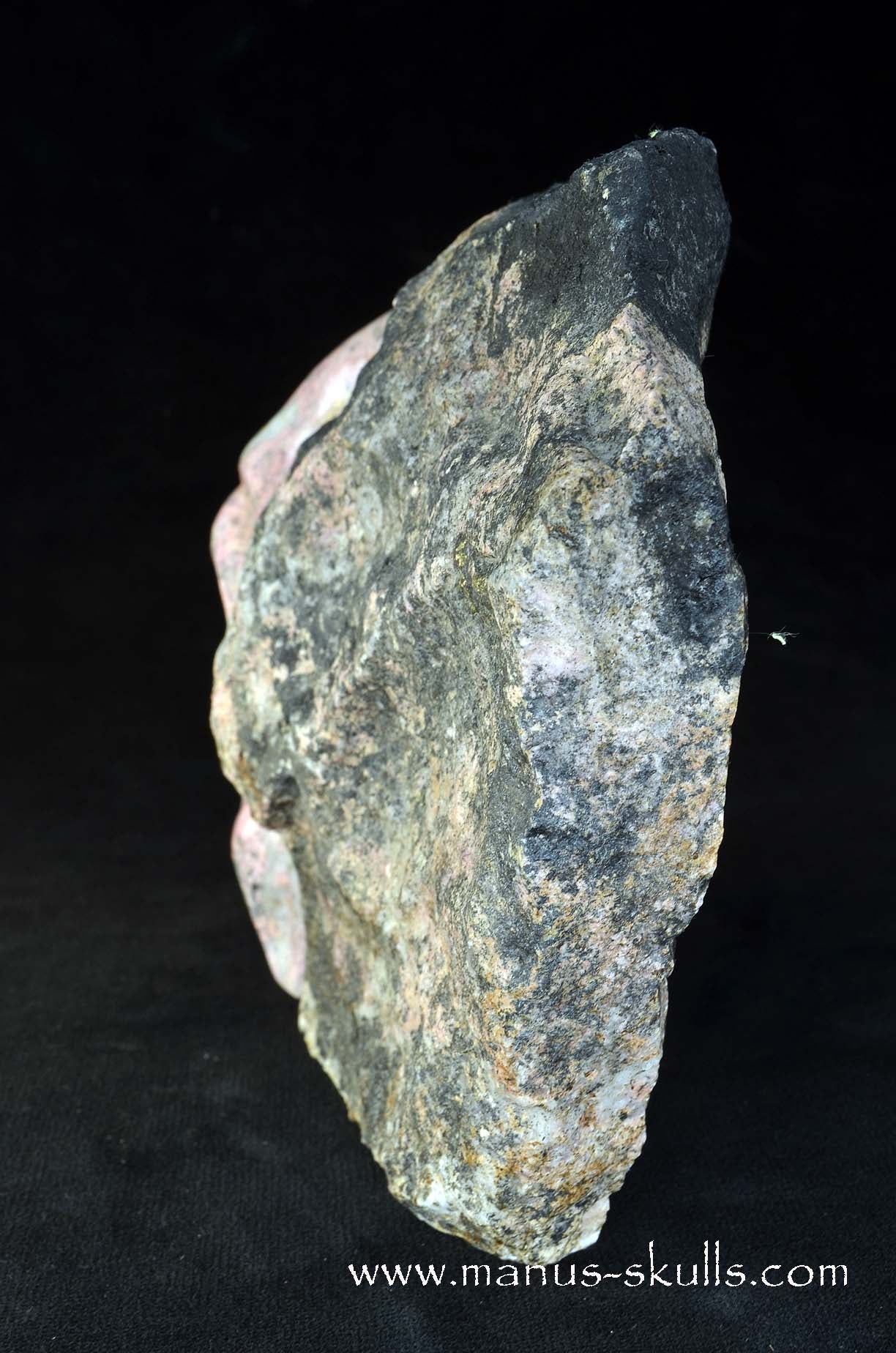 Pyroxmangite Skull