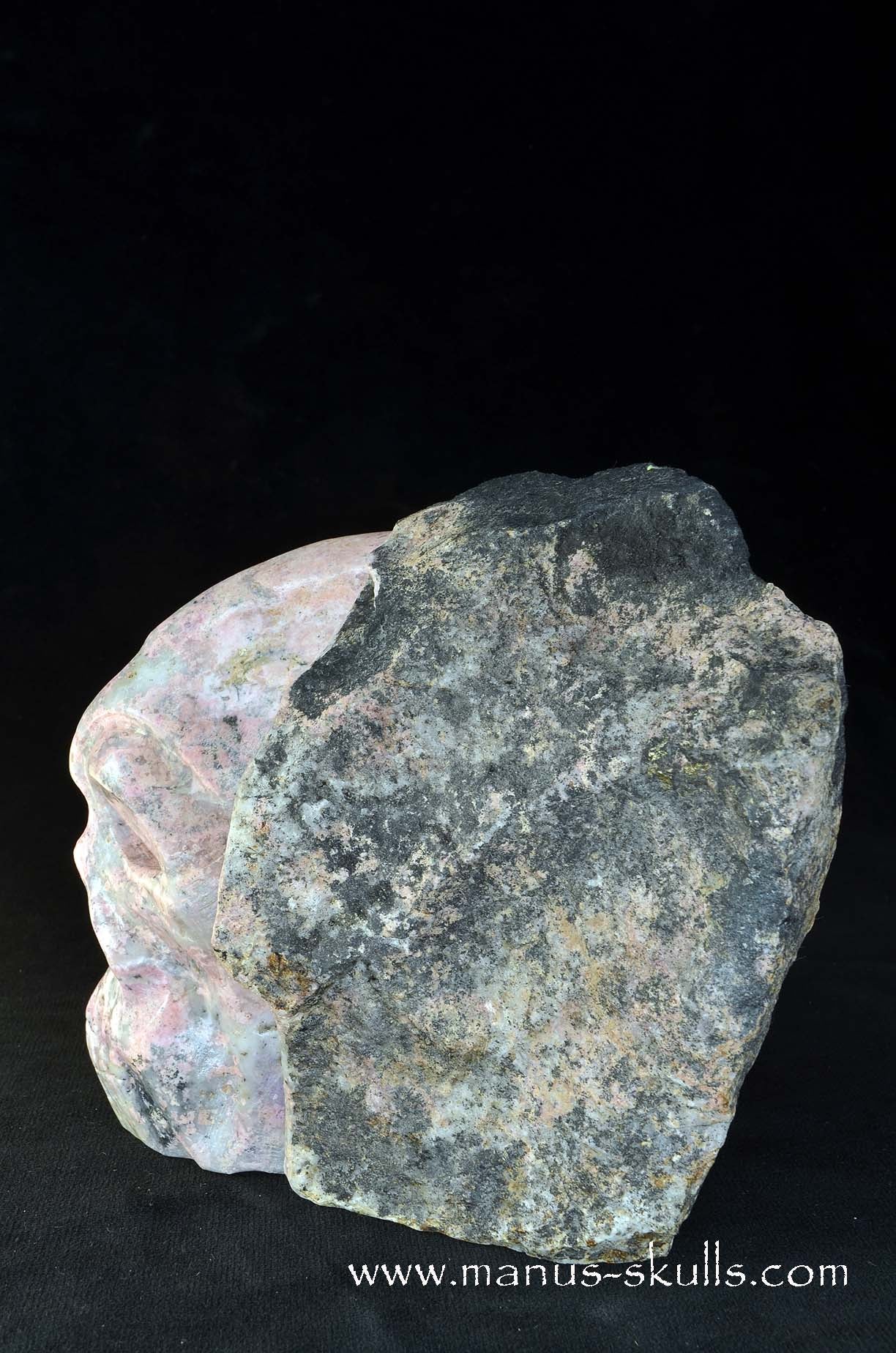 Pyroxmangite Skull