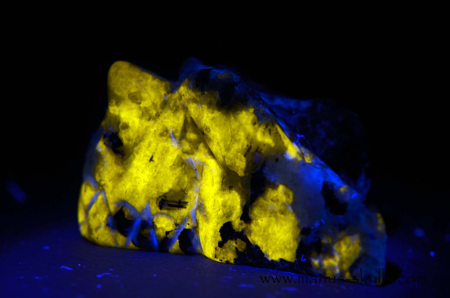 Rare Greenland HACKMANITE Baby Dragon (UV)