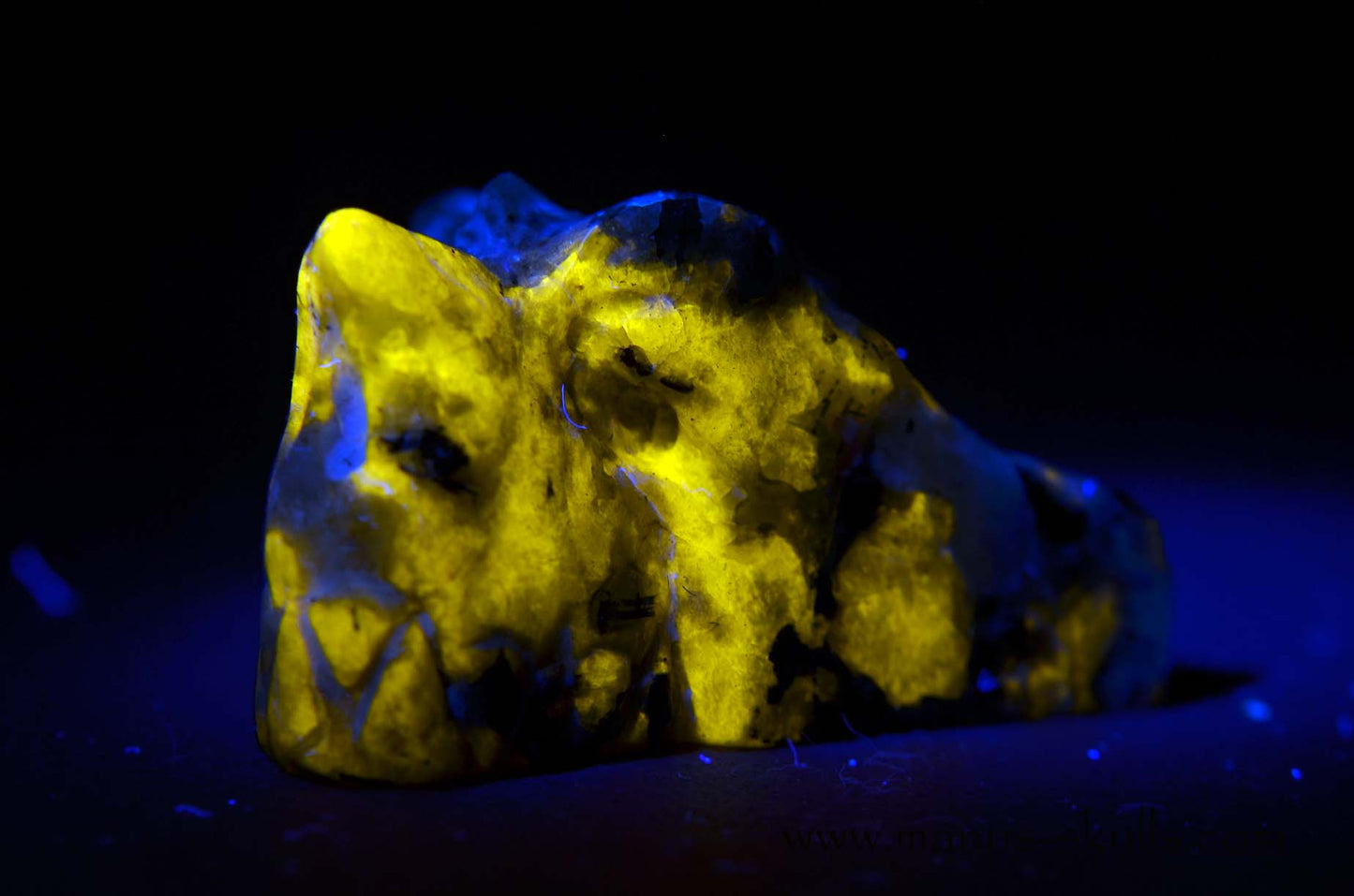 Rare Greenland HACKMANITE Baby Dragon (UV)