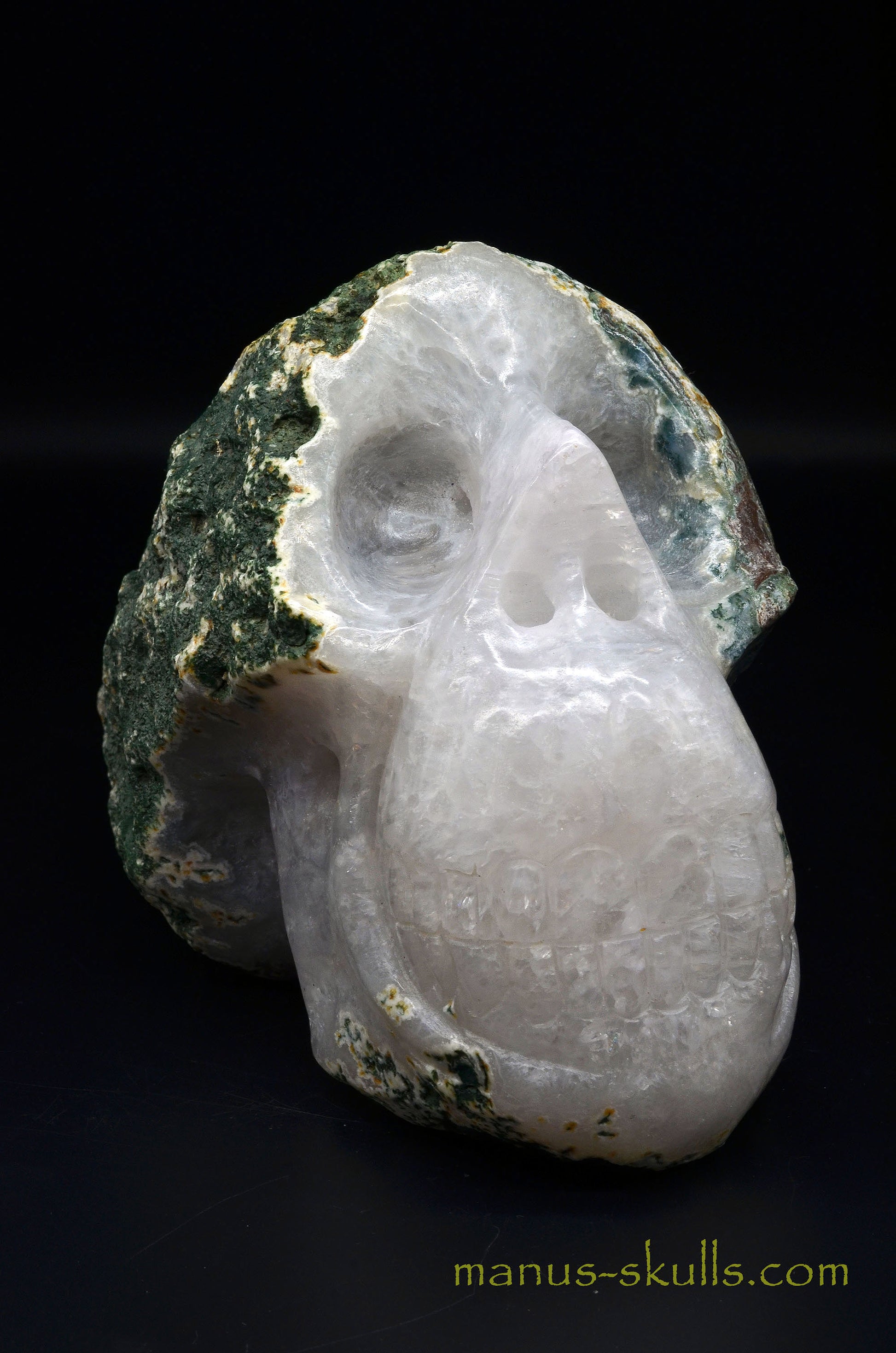 Moss Agate Geode Manus Skull