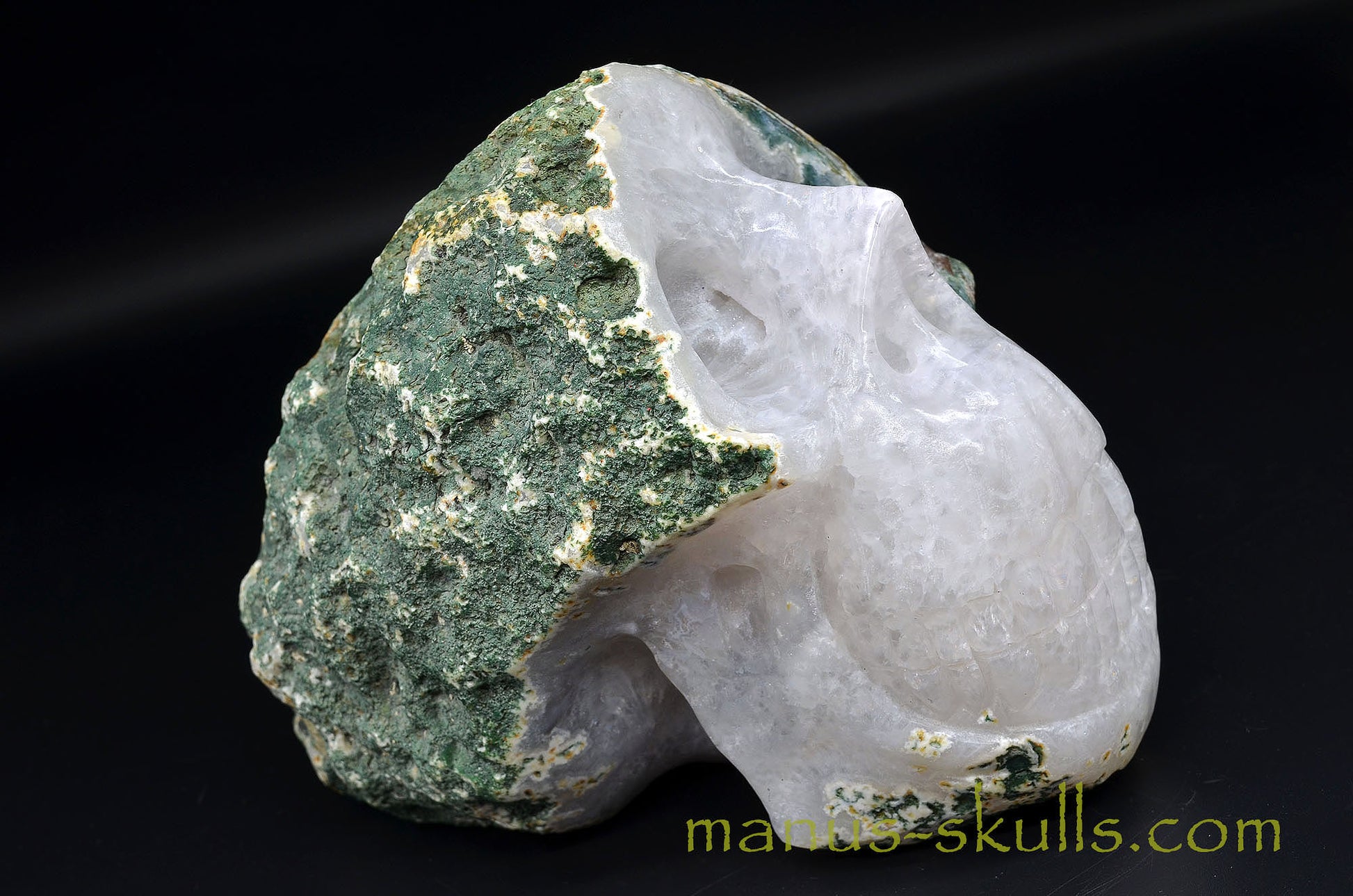 Moss Agate Geode Manus Skull