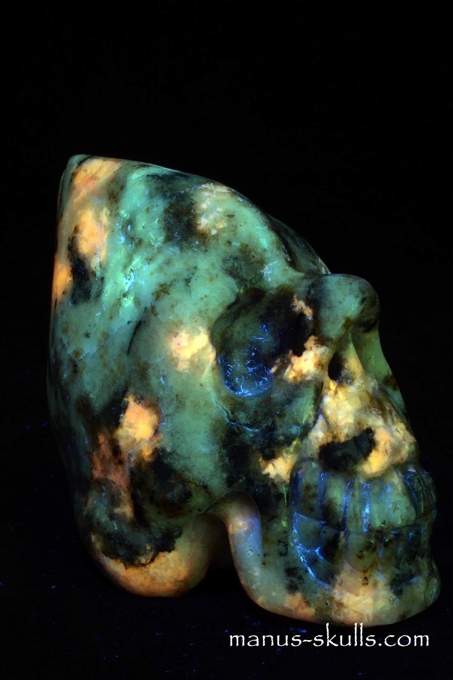 Tugtupite Conehead Skull UV